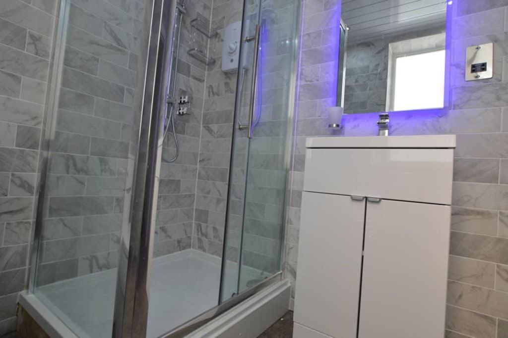 Morden Central Self Contained Flat By Cozynest Reading Bagian luar foto
