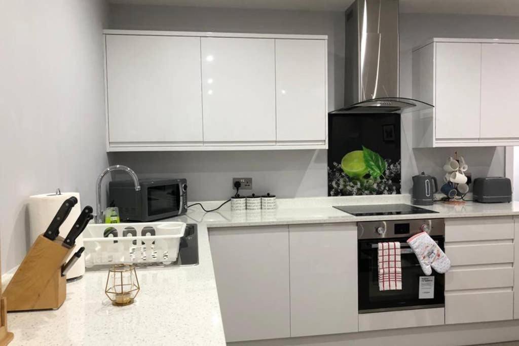 Morden Central Self Contained Flat By Cozynest Reading Bagian luar foto
