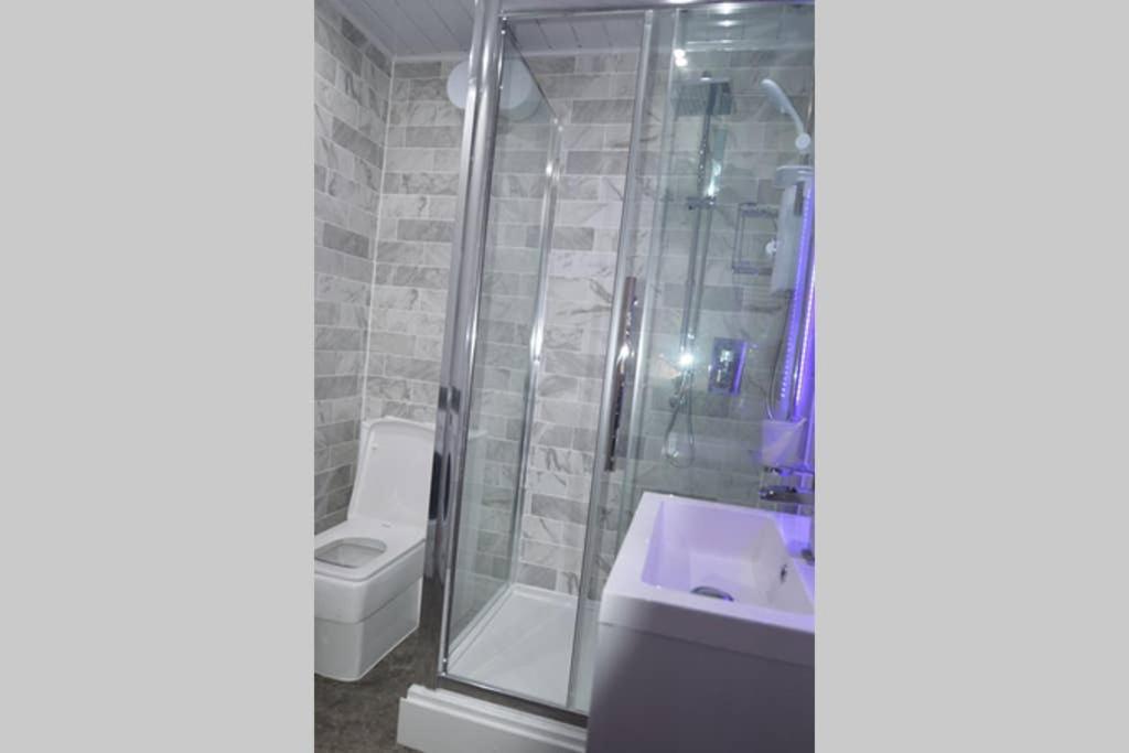 Morden Central Self Contained Flat By Cozynest Reading Bagian luar foto